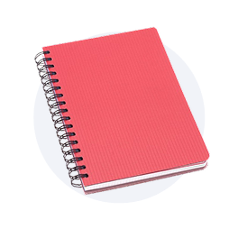 Cuaderno a cuadros rojo sobre un plato blanco con un buje de plata.