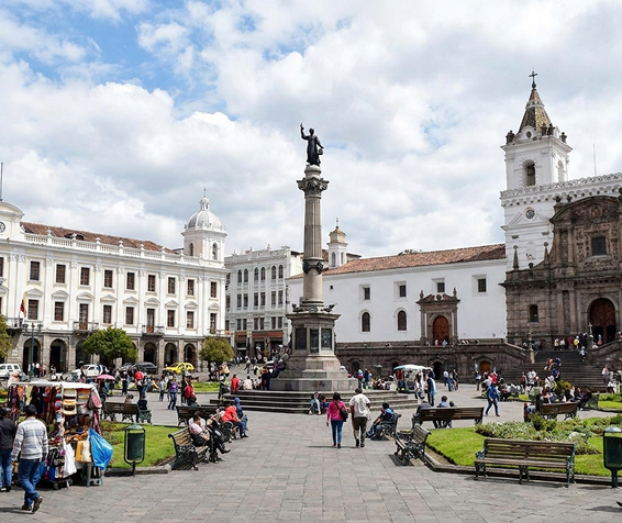 Una plaza urbana con una estatua central en Cusco, Perú.