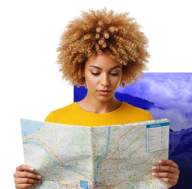 Una mujer observa un mapa de Estados Unidos, destacando la importancia de la planificación de rutas en la logística internacional.