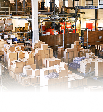 Un entorno de almacén o fábrica con cajas de diferentes tamaños dispersas, destacando la logística y el manejo de mercancía.