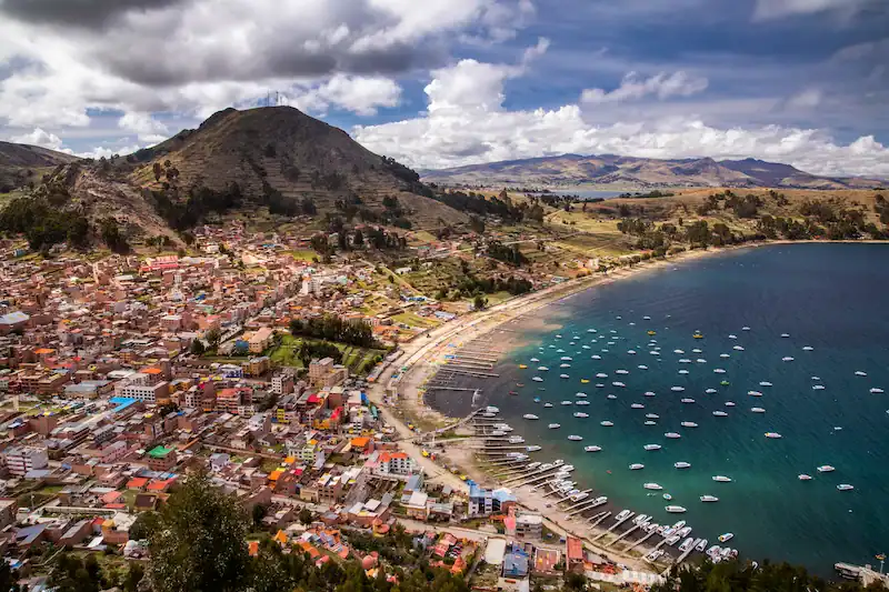 Vista panorámica de la costa de Chile, con casas y barcos en el mar