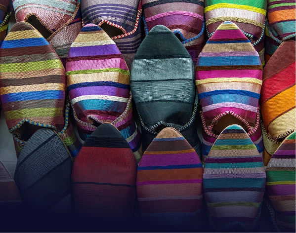 Una variedad de bolsas de colores únicos, dispuestas en filas ordenadas.