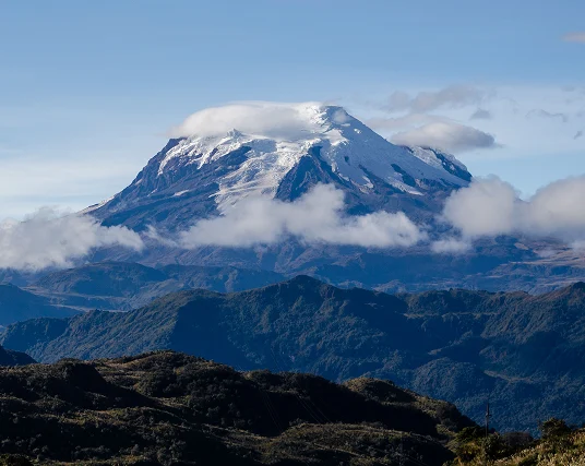 Imagen de un paisaje natural con montañas y lagos en Nueva Zelanda, no relacionado con envíos internacionales o logística.