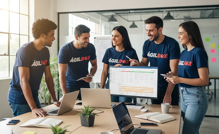 Equipo de Agilex Ecuador discutiendo en una oficina moderna