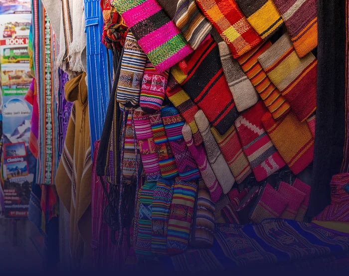 Una exhibición de paños y telas de colores en una pantalla de exhibición organizada.