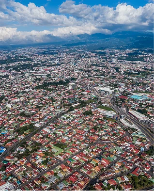 Vista aérea de una ciudad con un paisaje montañoso